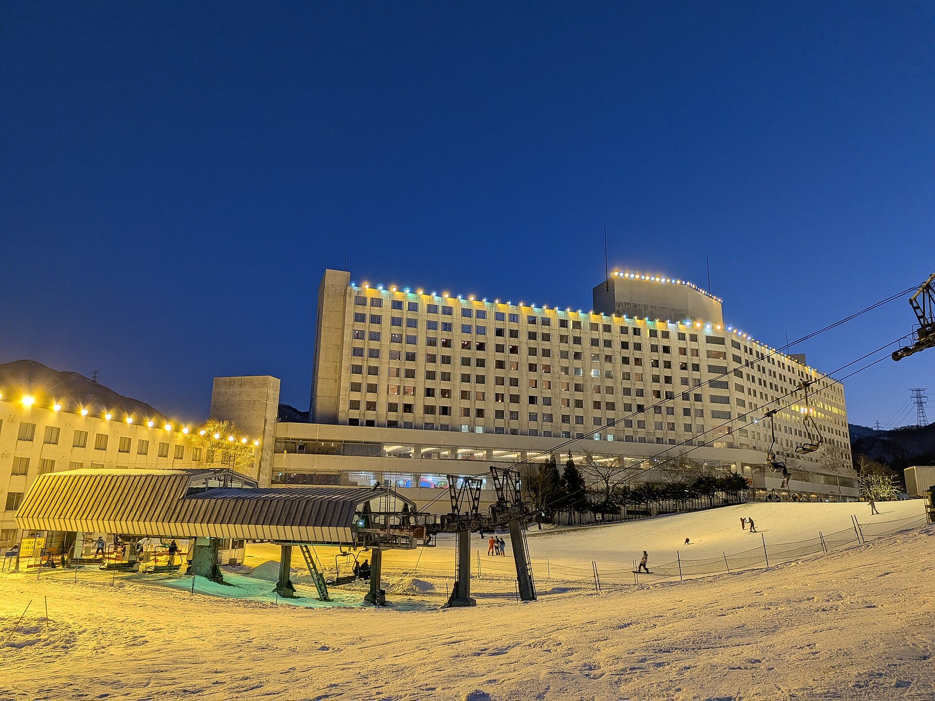 苗场 · 王子酒店门前的雪场 配图 3