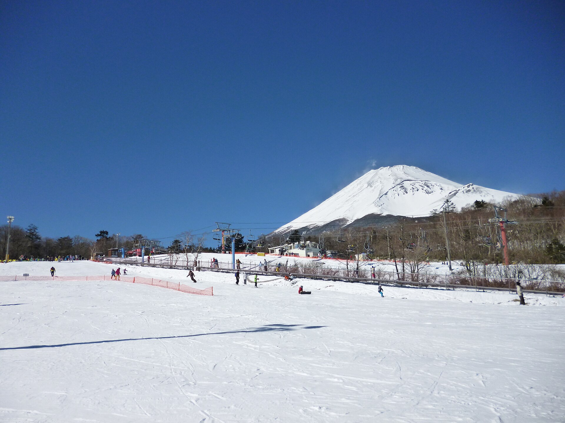 富士山Yeti雪场 · 十月开滑的人造雪道 配图 1